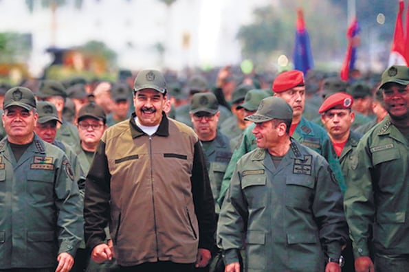 Maduro en Fuerte Tiuna, Caracas, rodeado de militares, durante un acto militar.