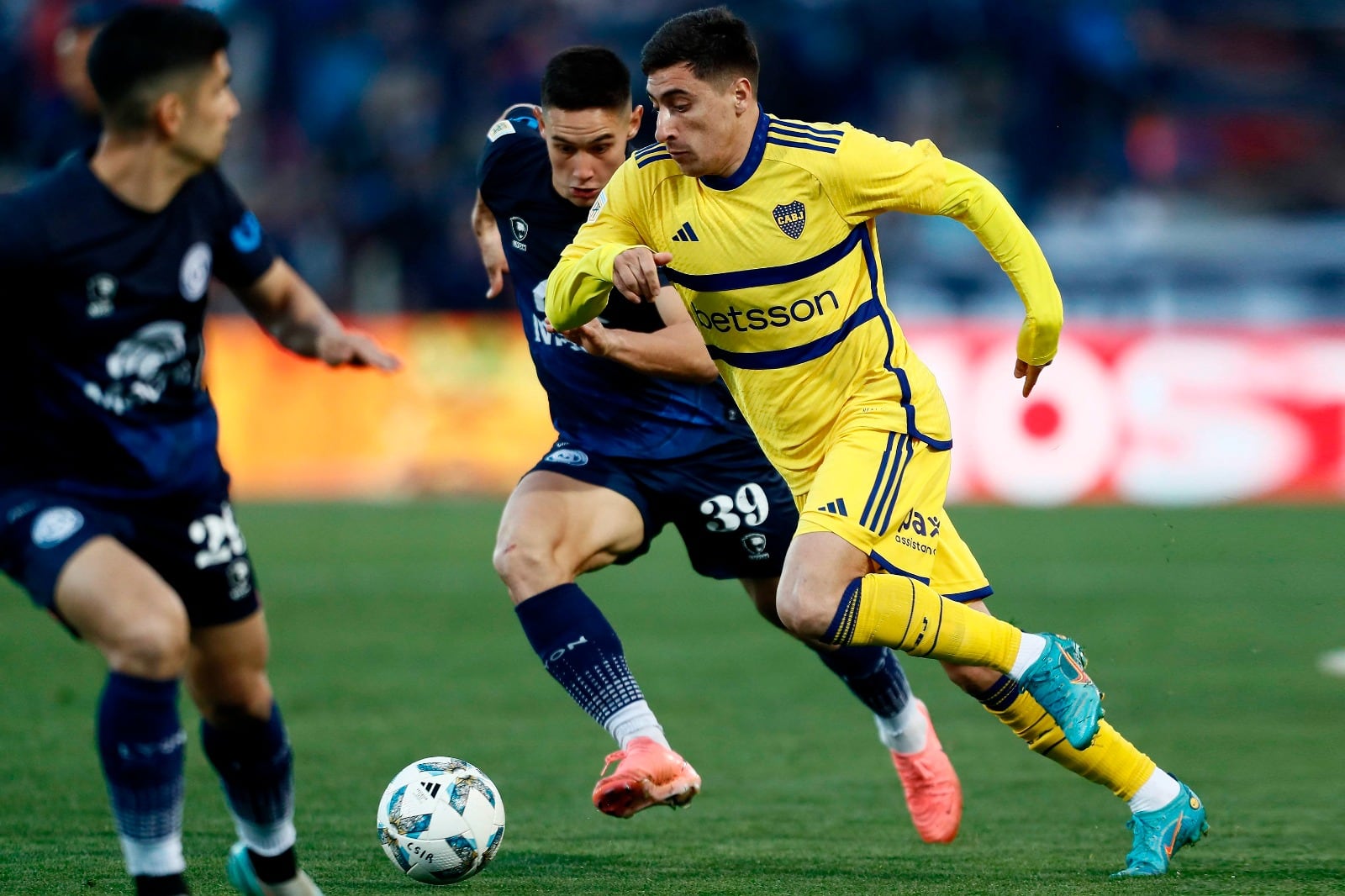 Merentiel volvió a ser de lo mejor de Boca, con la asistencia para el gol de Medina