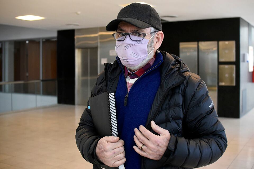 Larrauri ingresa a la audiencia.