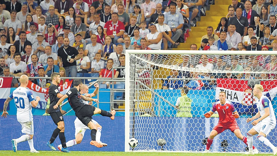 Milan Badelj anota de derecha el primer gol de Croacia, que terminó con puntaje ideal.