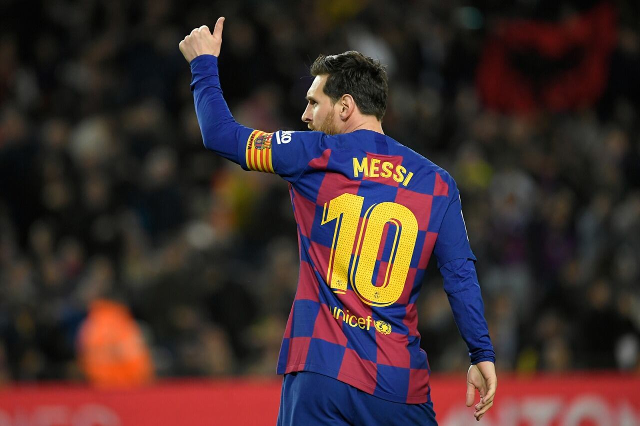 Capitán y figura. Una postal de Messi que ya no se verá en Barcelona.