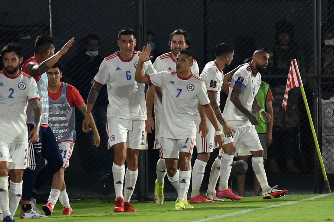 Chile festeja con Alexis Sánchez, que provocó el error de Silva y su autogol