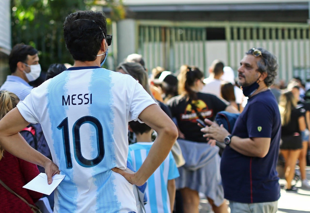 Los hinchas argentinos en busca de las entradas