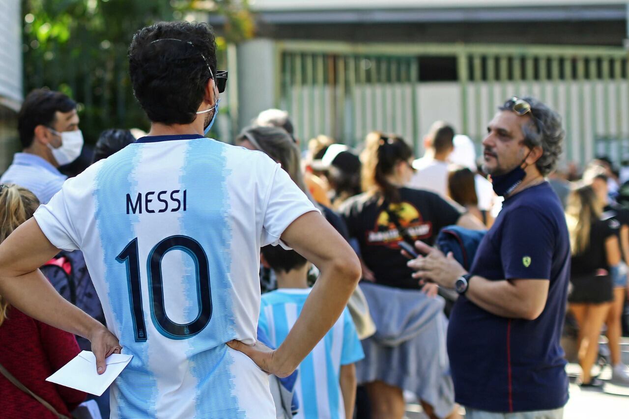 Los hinchas argentinos en busca de las entradas