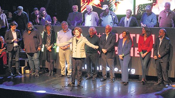 Dilma, junto a dirigentes políticos y sociales, reclamó por la libertad de Lula.