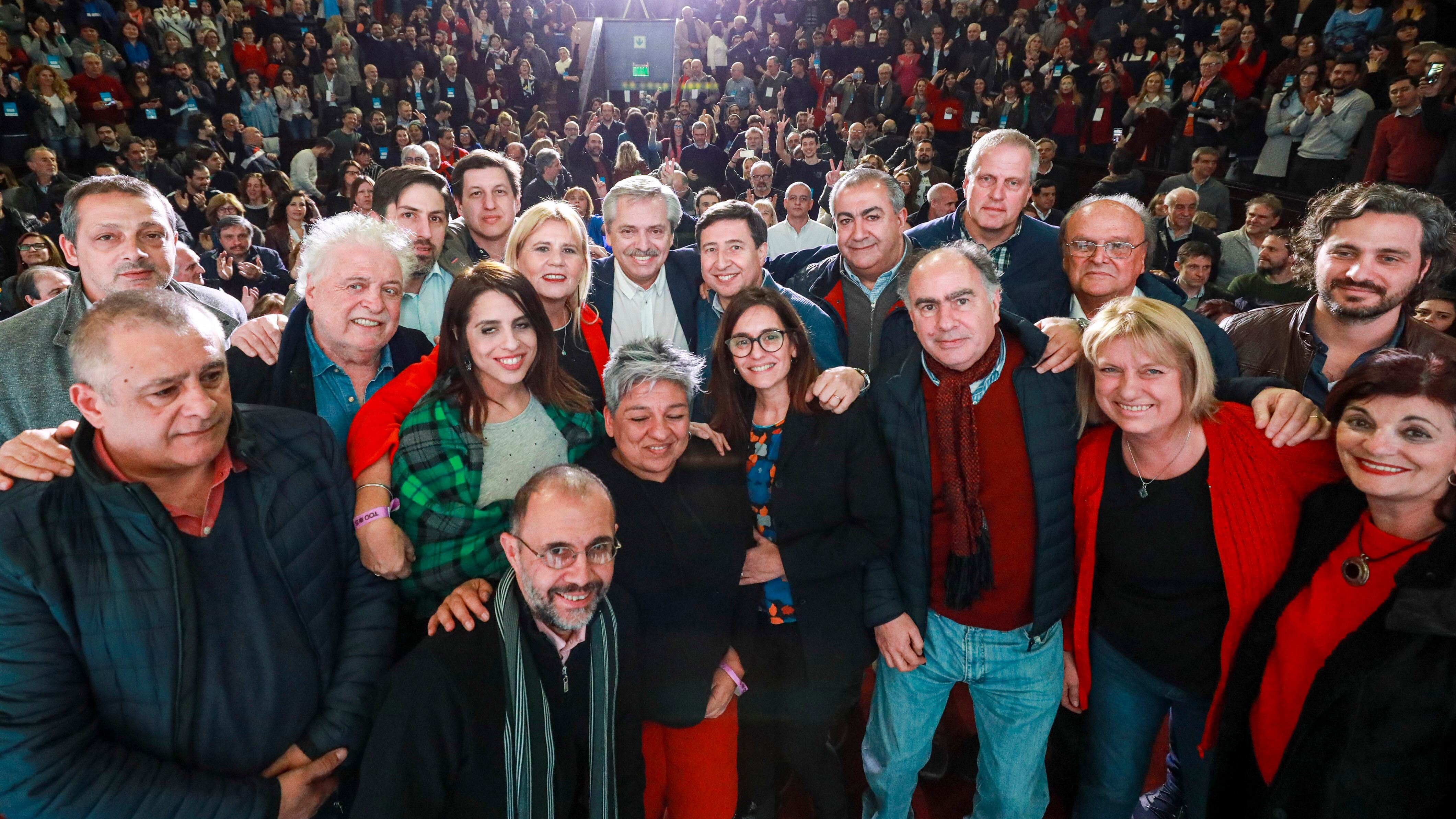 Alberto Fernández ante un auditorio colmado en la Facultad de Medicina.