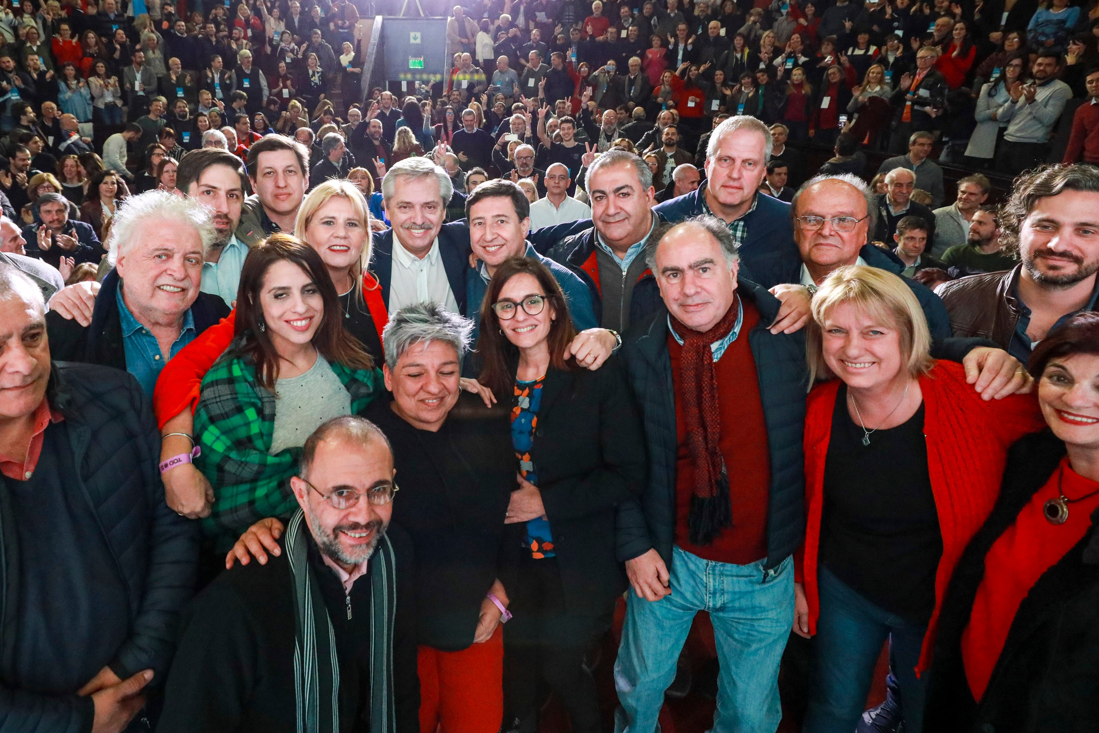 Alberto Fernández ante un auditorio colmado en la Facultad de Medicina.