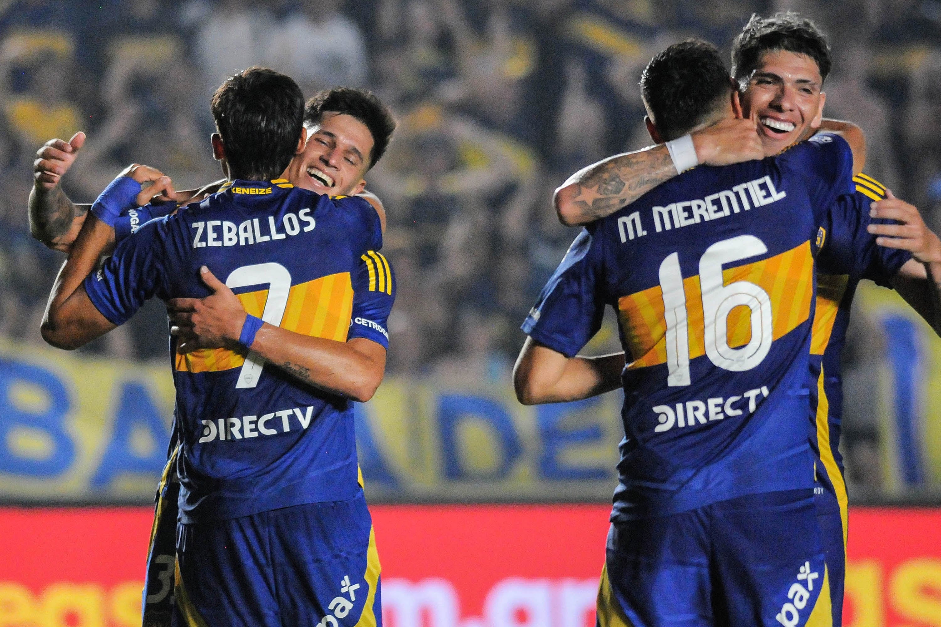 No es fotomontaje. Boca se la pasó abrazándose en Santa Fe. 
