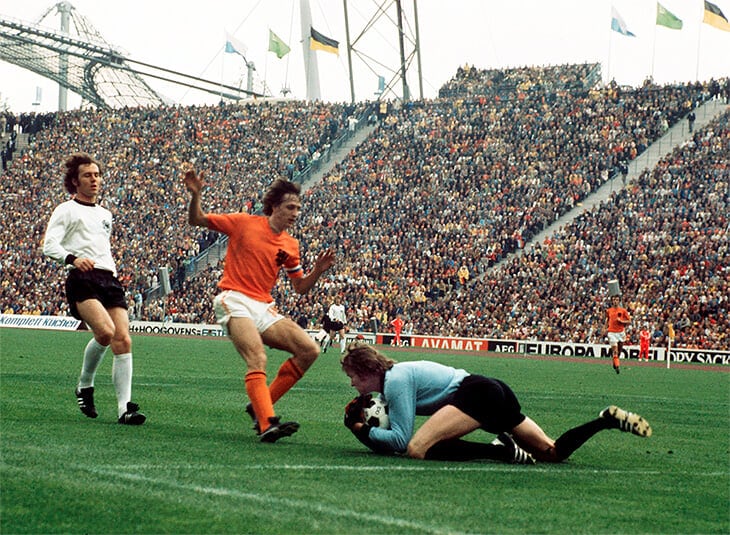 Franz Beckenbauer, Johan Cruyff y el arquero alemán Sepp Maier en la final del 74, con la pelota que terminó en Uruguay.
