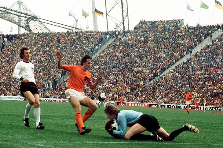 Franz Beckenbauer, Johan Cruyff y el arquero alemán Sepp Maier en la final del 74, con la pelota que terminó en Uruguay.