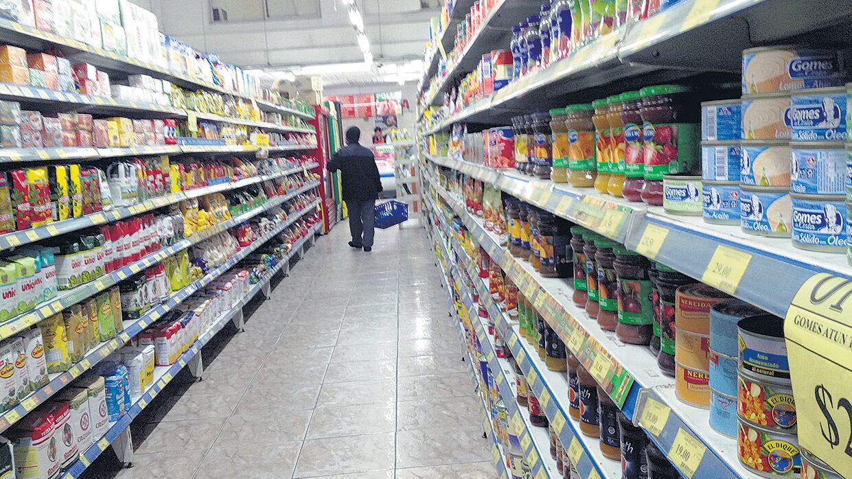 El consumo masivo cayó en 2017 y 2016 según mediciones privadas y de cámaras empresarias.