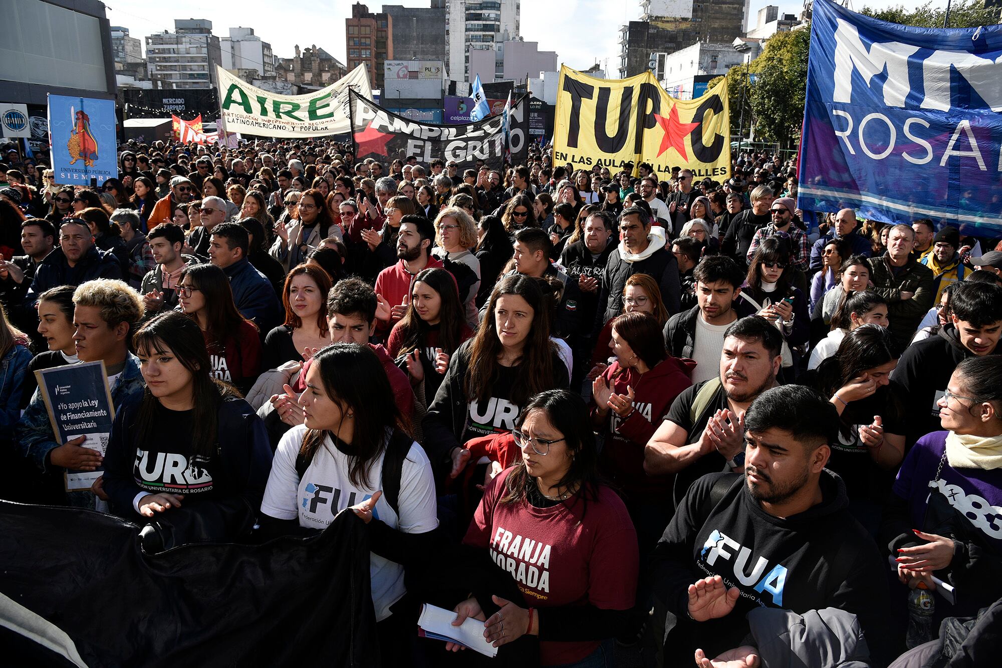 La marcha desbordó la plaza Pringles en Rosario.