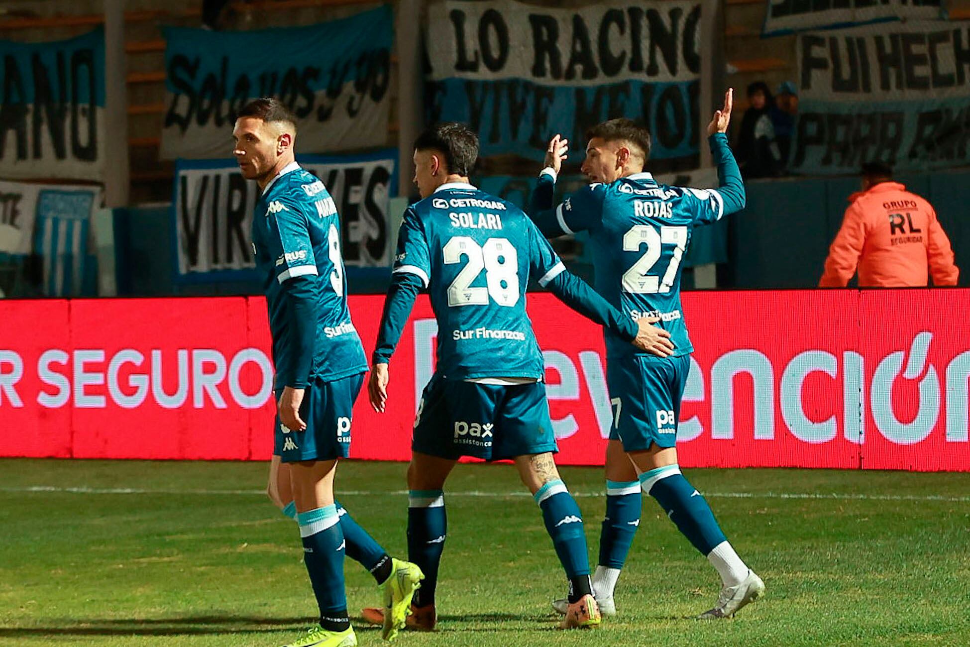 Los jugadores en medio de un festejo