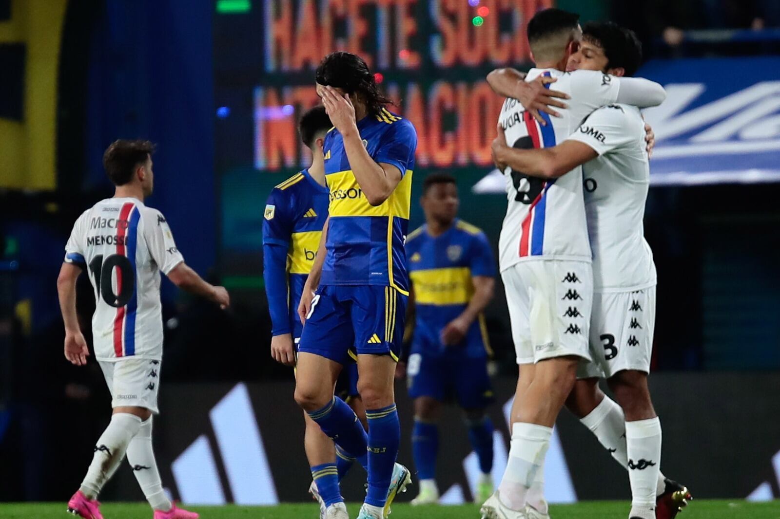 El uruguayo Cavani se agarra la cabeza luego del gol de Tigre