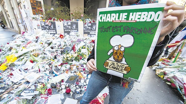 Foto de archivo del memorial improvisado cerca de la sede de la revista después del ataque.