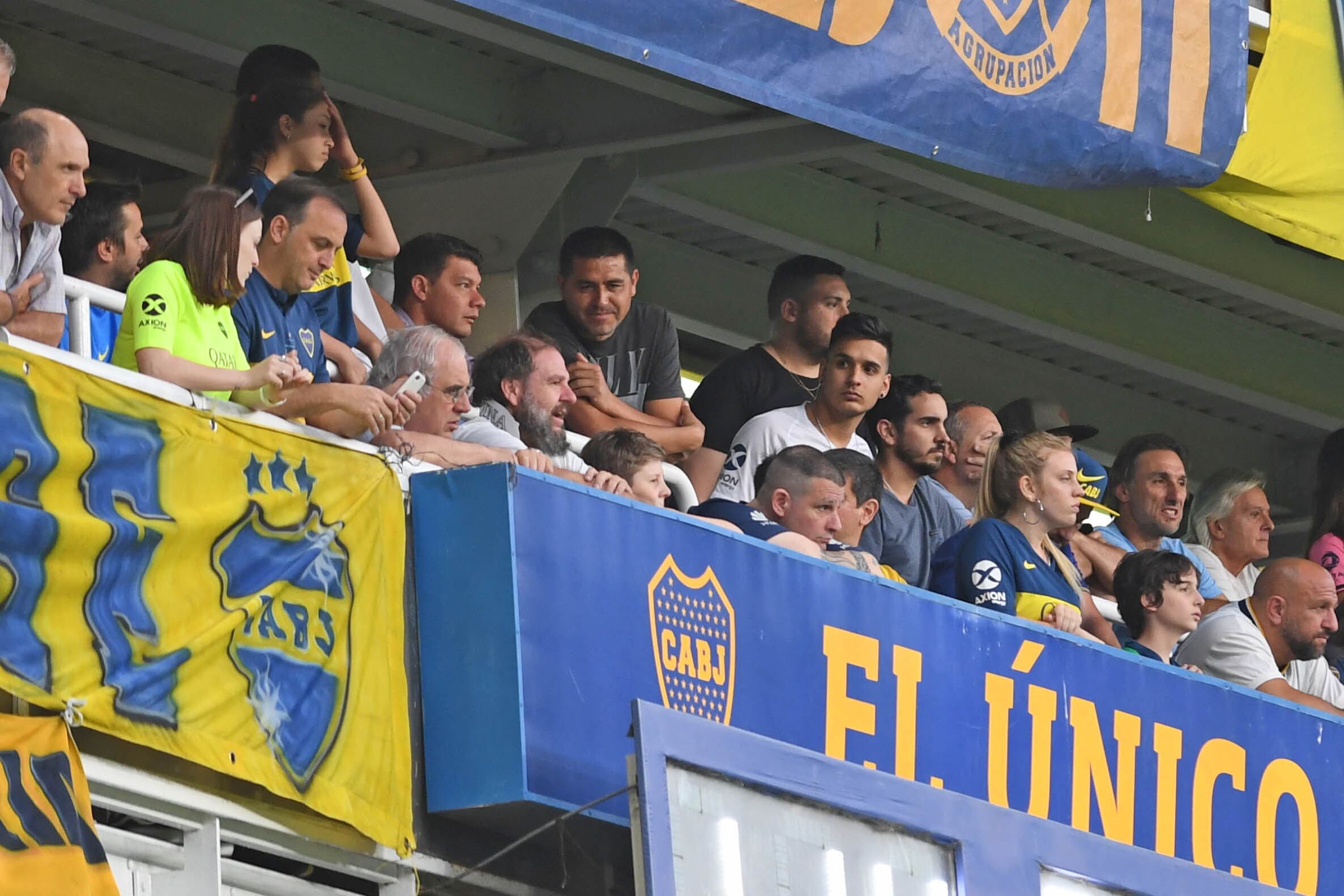 Riquelme volvió a la Bombonera y compartió tribuna con Battaglia.