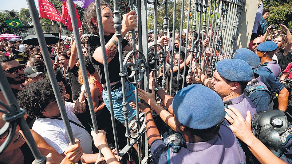 Indignación tras el incendio frente al Museo Nacional de Río.