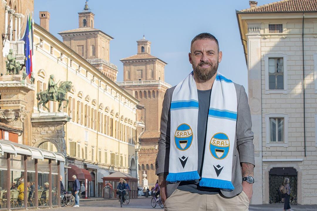 Daniel De Rossi posa en la pintoresca ciudad de Ferrara