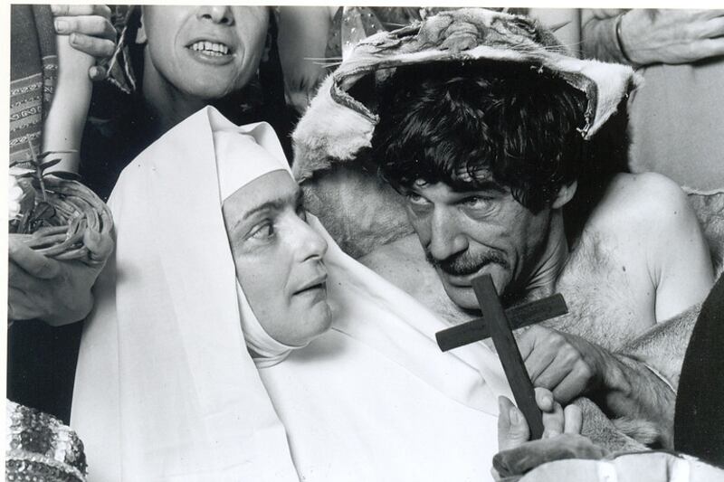 "La Conquista" (1991), de Marcos López & RES, presentada por la galería Rolf Art.