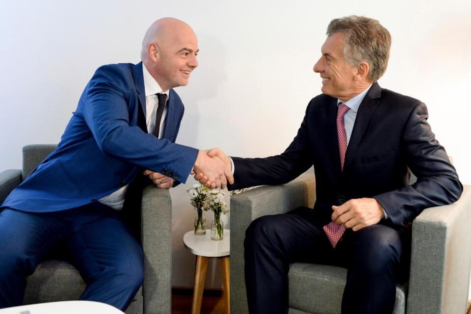 Los cartones de Macri e Infantino deberían ir a la Tribuna de la Derecha, la del turbocapitalismo.