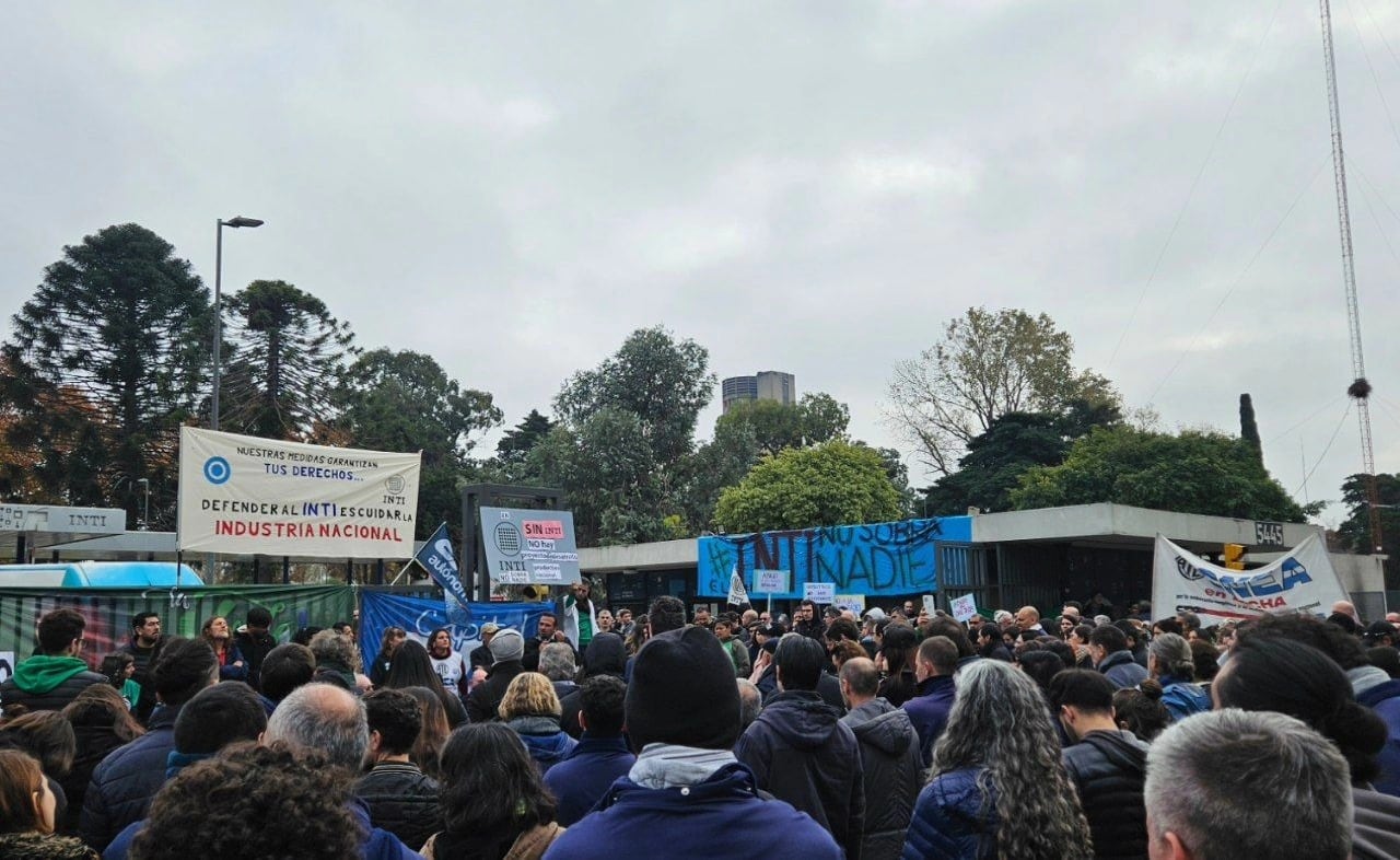 Lxs trabajadorxs se movilizaron contra los despidos planificados por el gobierno de Javier Milei