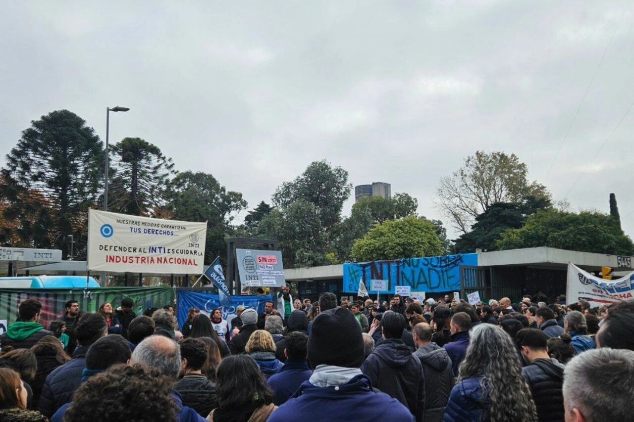 Lxs trabajadorxs se movilizaron contra los despidos planificados por el gobierno de Javier Milei