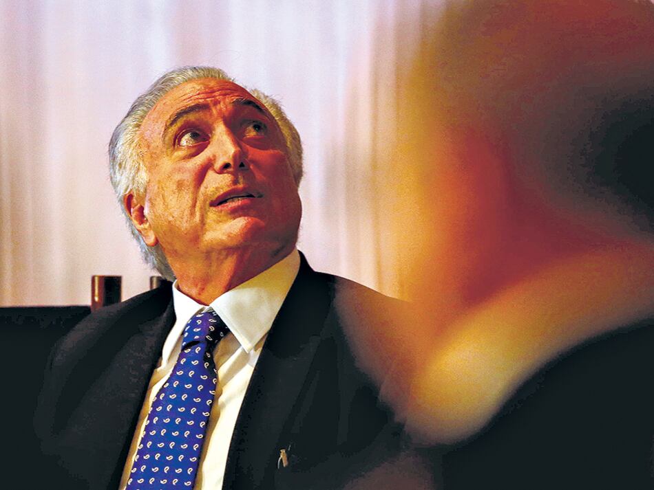 Temer dio su primera entrevista a Folha tras la difusión del audio que lo compromete.