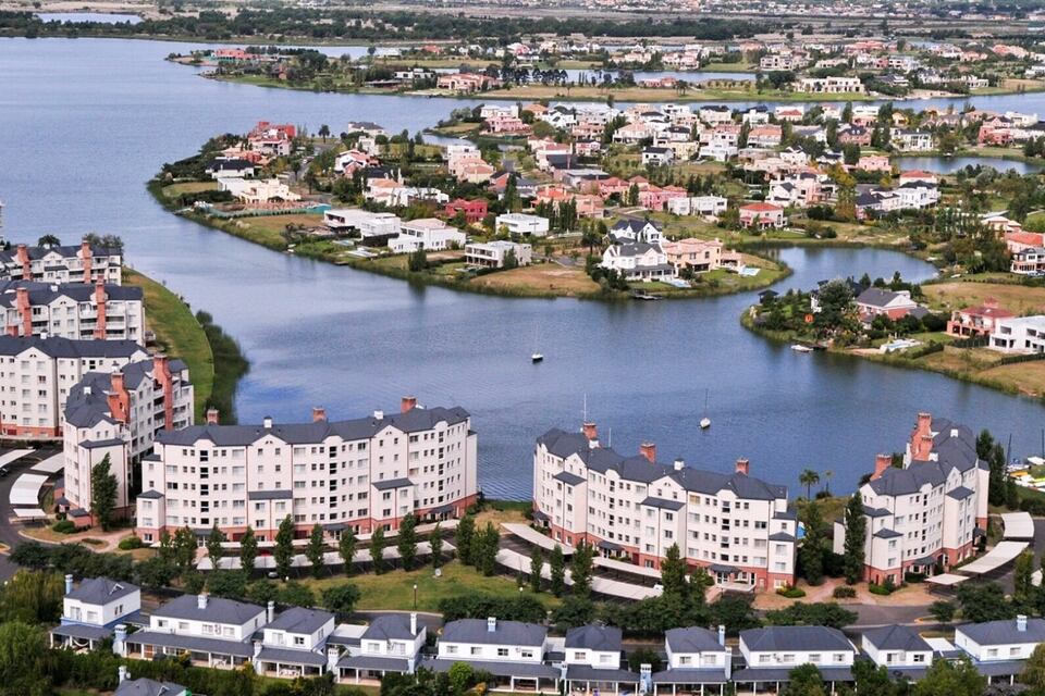 Se trata de edificaciones ubicadas en 38 countries y barrios privados de distintos puntos de la provincia. Foto: NA