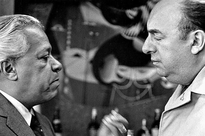 Nicolás Guillén, en la foto con Pablo Neruda, nació el 10 de julio de 1902