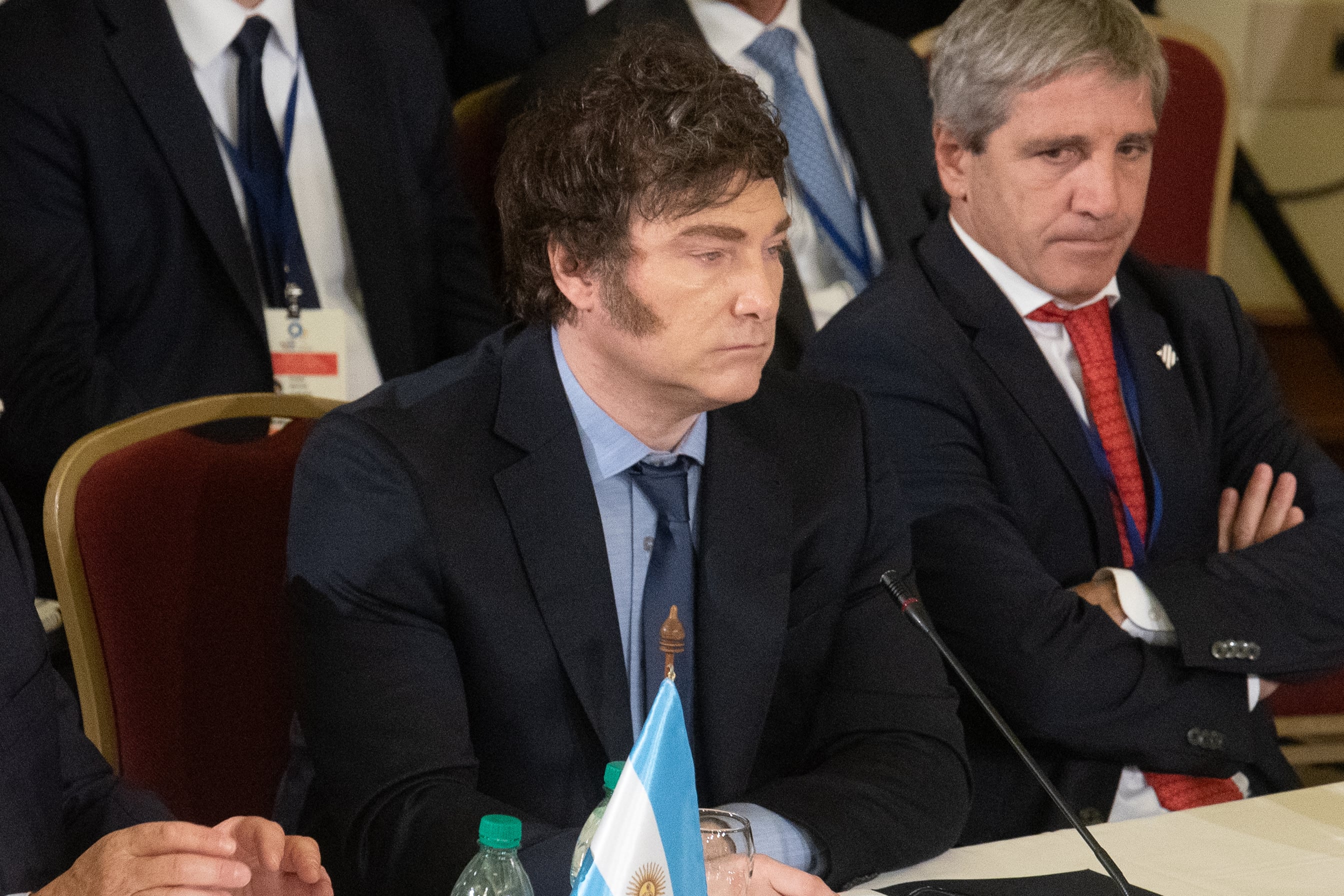 ¿Y ahora, qué?, parecen decir los rostros de Javier Milei y Luis Caputo. "Se están muriendo", dijo Trump de los argentinos