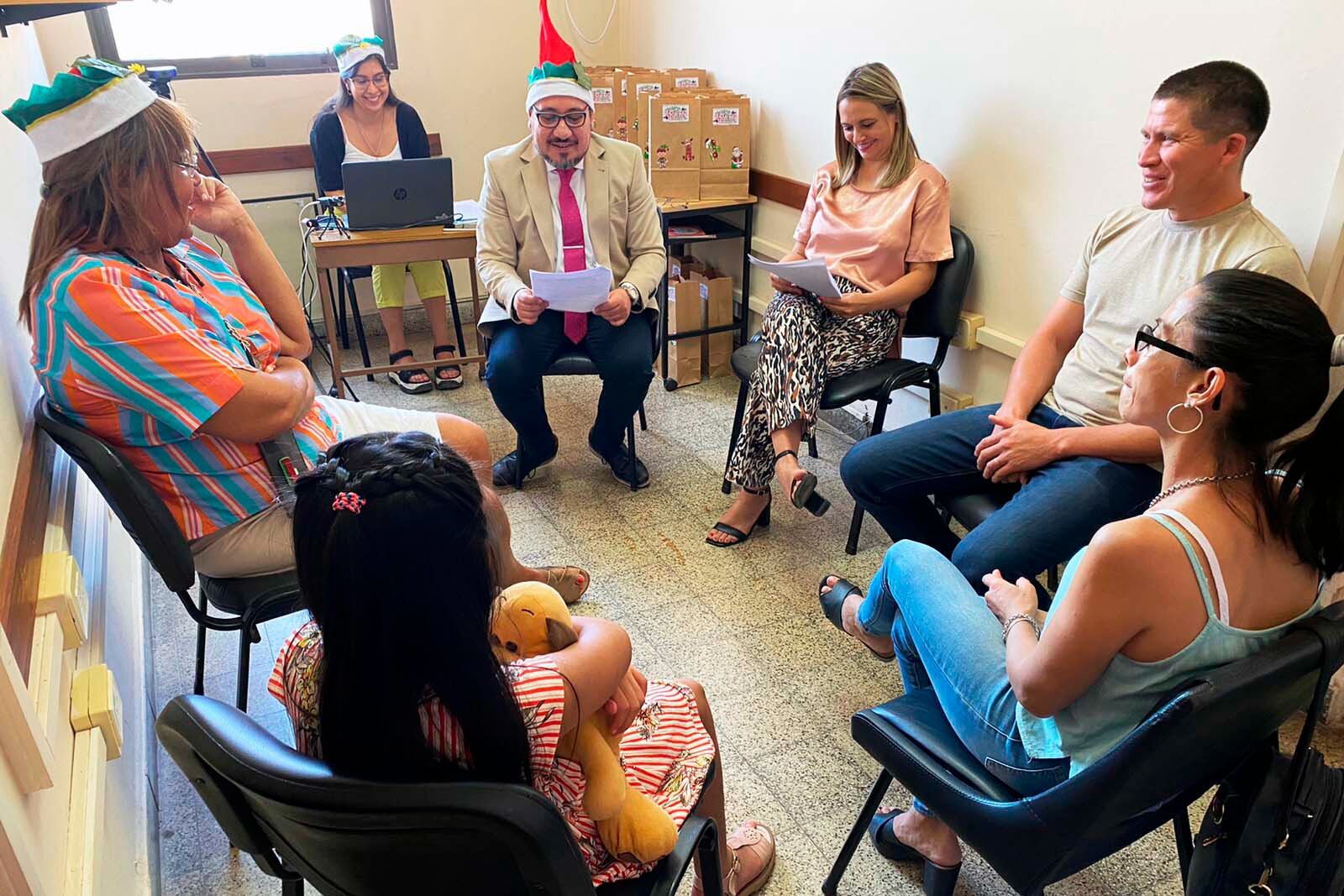 A través de la creación de entornos amables, los jueces y juezas buscan que cada niño entienda su proceso de adopción.