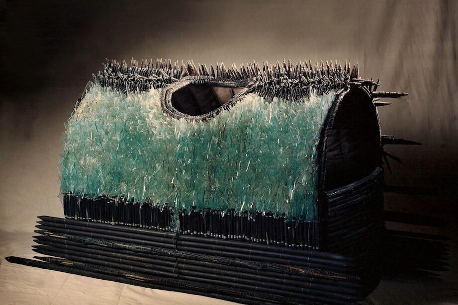 Una obra de Nora Correas, parte de "Cota, capa, casa, cosa", 1990