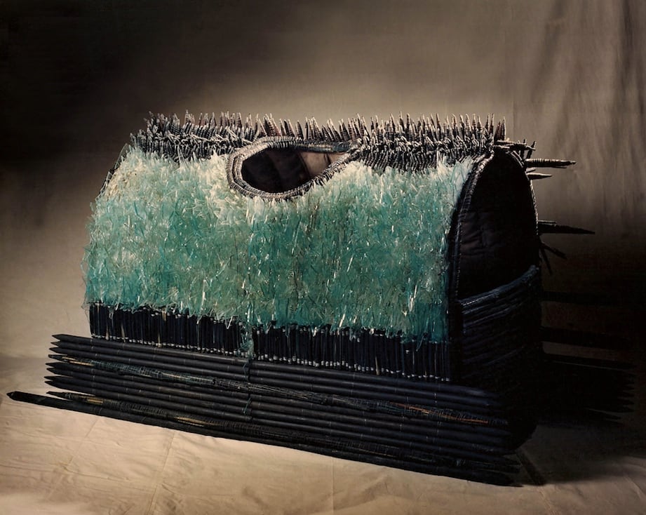 Una obra de Nora Correas, parte de "Cota, capa, casa, cosa", 1990