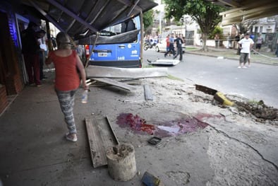 Las víctimas no tuvieron tiempo a correrse de la carrera descontrolada del vehículo policial.