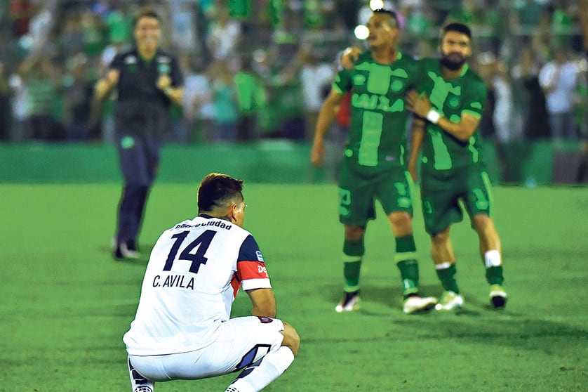Avila observa el festejo de los jugadores de Chapecoense, finalista de la Copa Sudamericana.