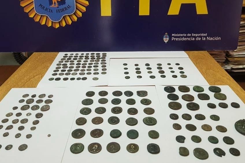 Parte de la colección de monedas que se recuperaron.
