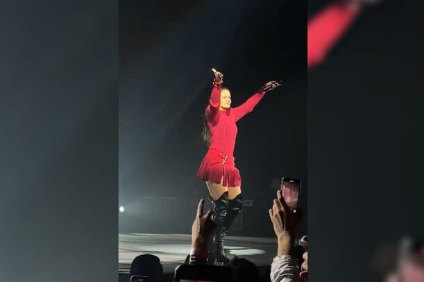 En el concierto de Rosalia en Brasil, el público lanzó un mensaje contra Jair Bolsonaro. Imagen: Captura de video.