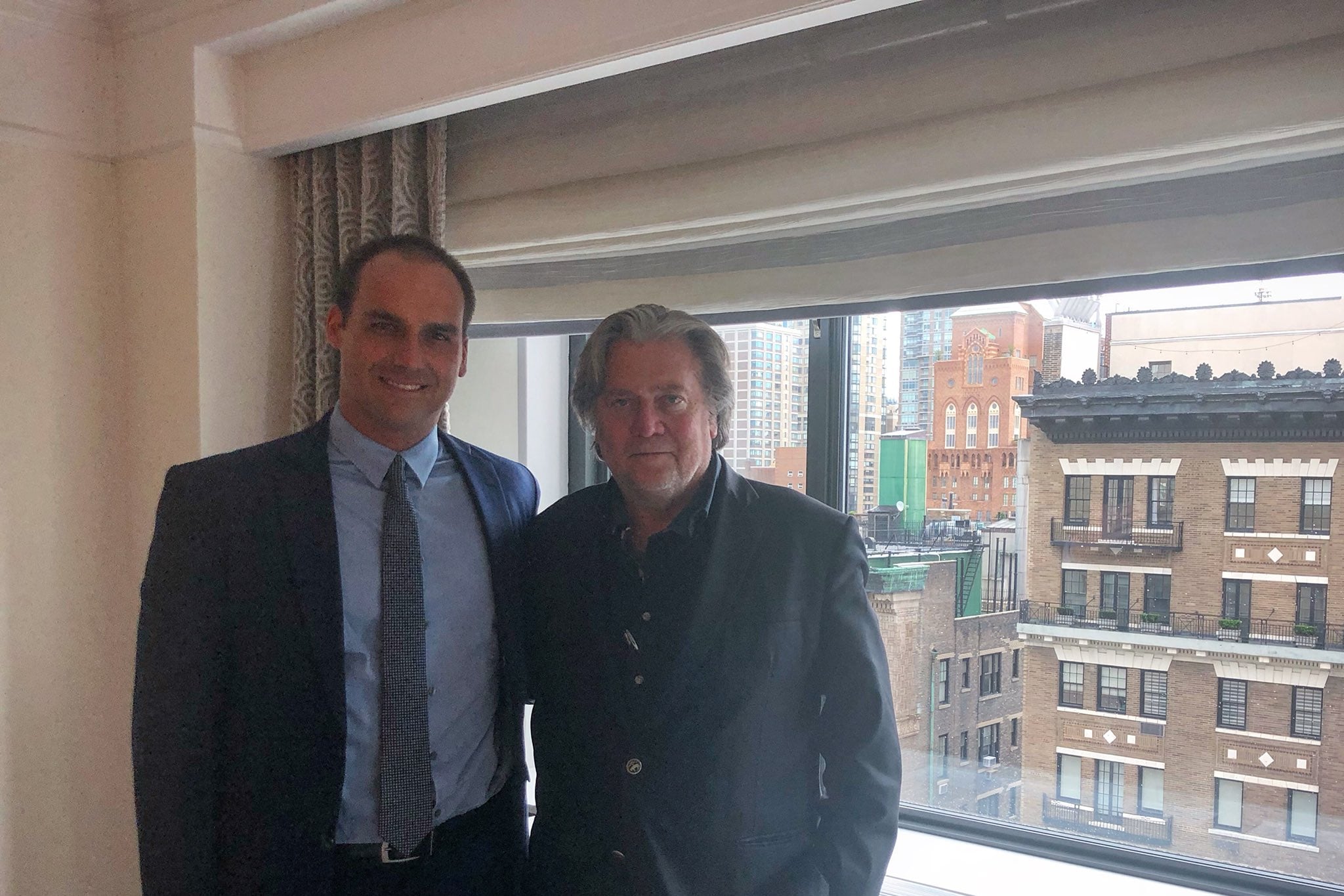 El diputado Eduardo Bolsonaro junto a Steve Bannon, exjefe de campaña de Trump / Redes sociales