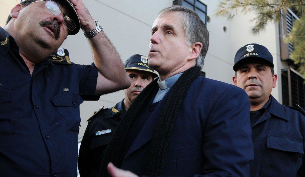 El cura Grassi al momento de su detención.