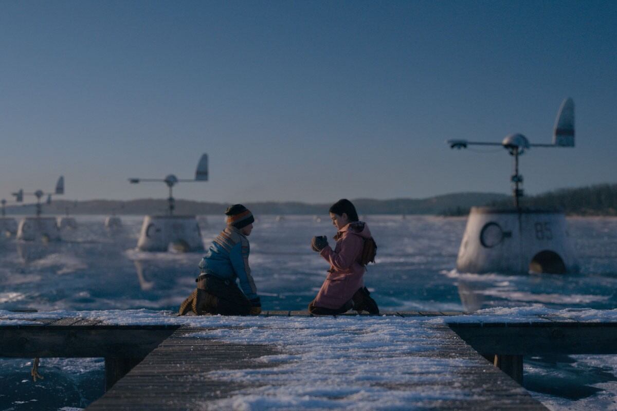 Hoy estrena la flashera Tales From the Loop, donde una máquina descubre los grandes misterios del universo.