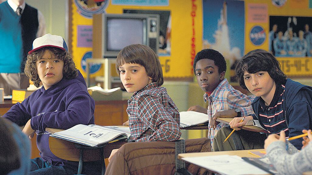 La serie se apoya en un casting acertado y el encanto de la perfecta recreación de una década siempre rendidora.