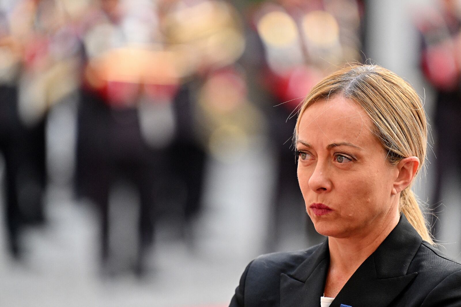 Meloni contra la liberación de inmigrantes.