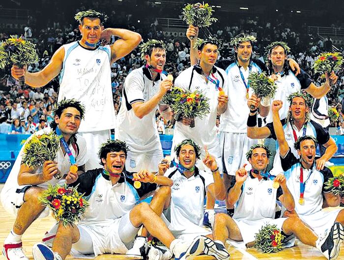 La foto icónica del básquet argentino, con Nocioni entre los ganadores de la medalla de oro en Atenas 2004.