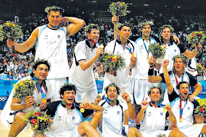 La foto icónica del básquet argentino, con Nocioni entre los ganadores de la medalla de oro en Atenas 2004.