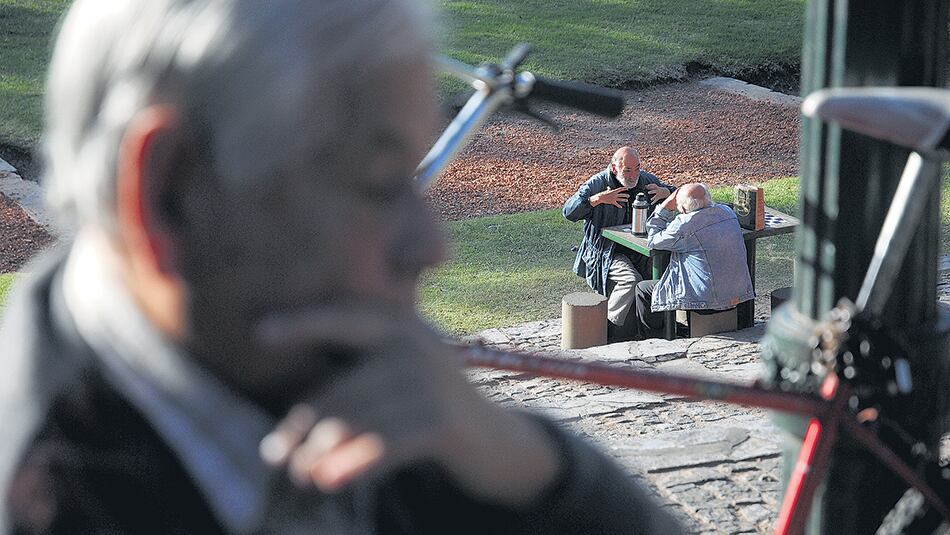 La clase pasiva percibía ocho puntos más en diciembre de 2015.