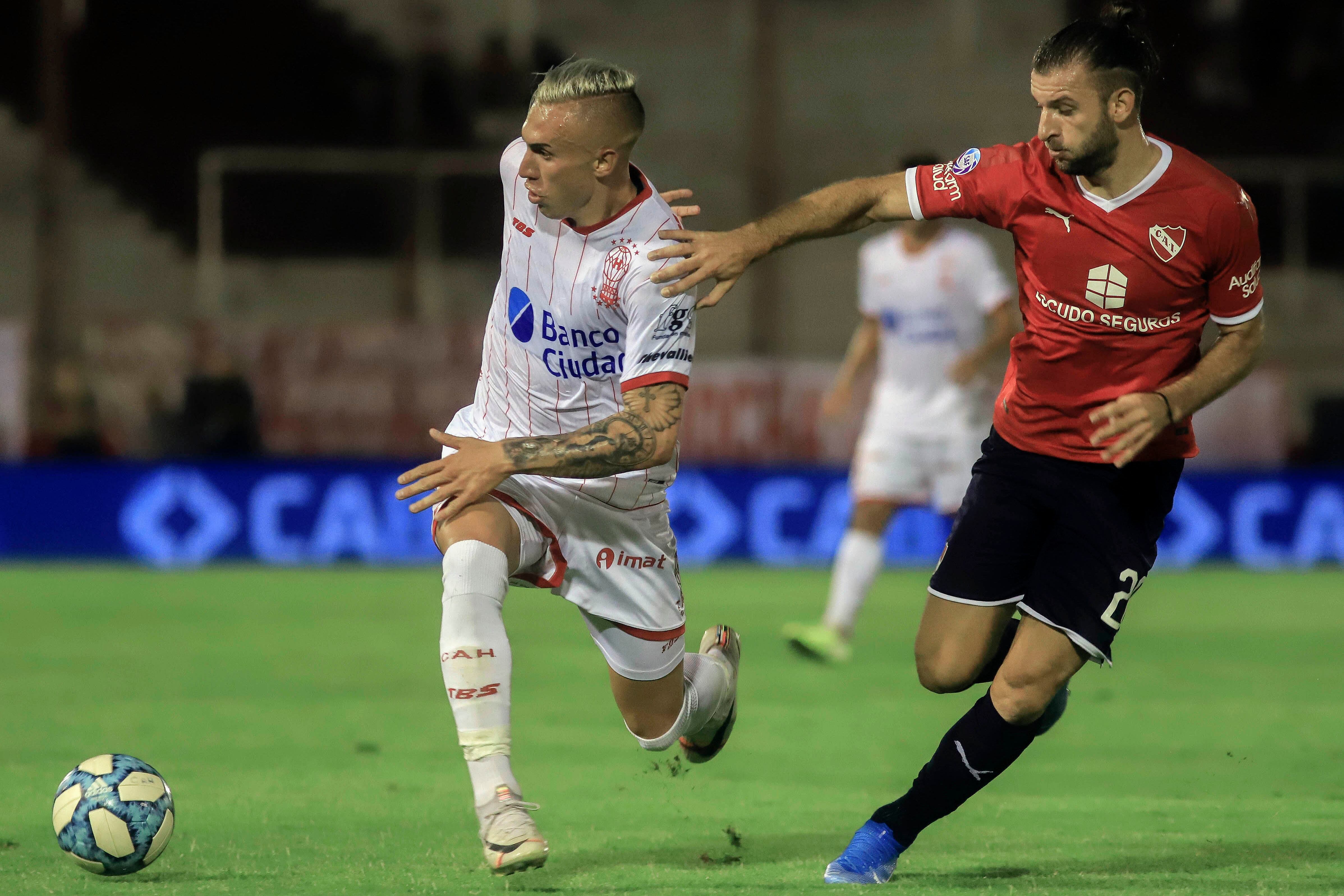 Briasco, autor del gol, escapa a la marca del uruguayo Silva.