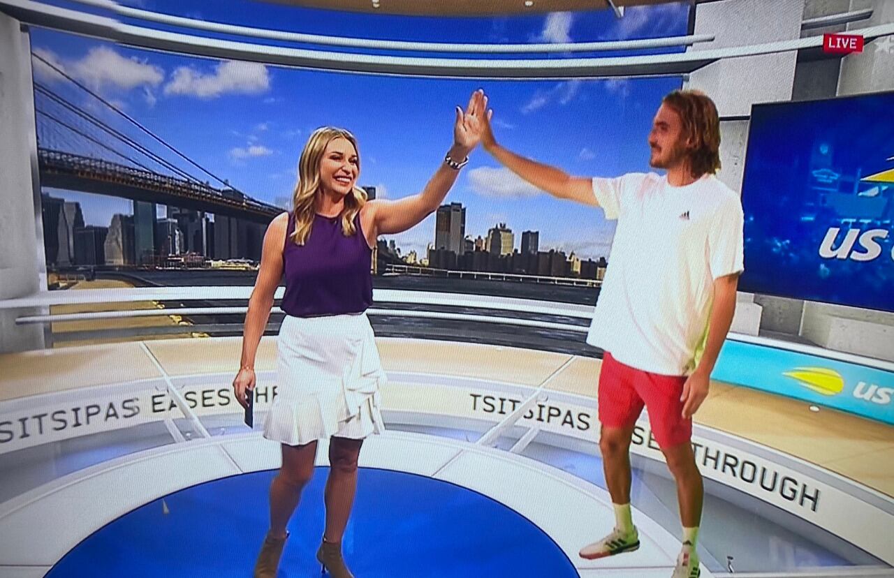 La presentadora desde Londres. Stéfanos Tsitipas, en Nueva York.