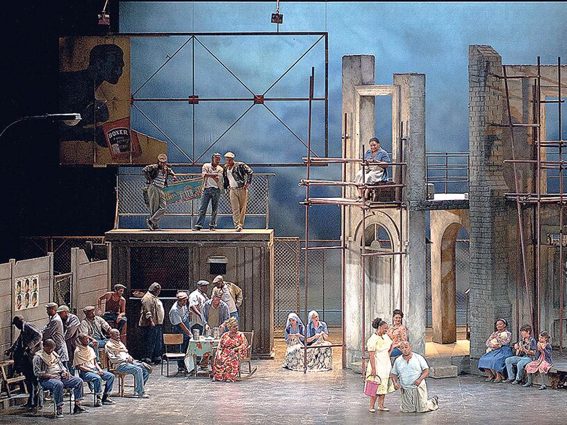 Esta puesta cuenta con dirección musical de Tim Murray y dirección escénica de Christine Crouse.