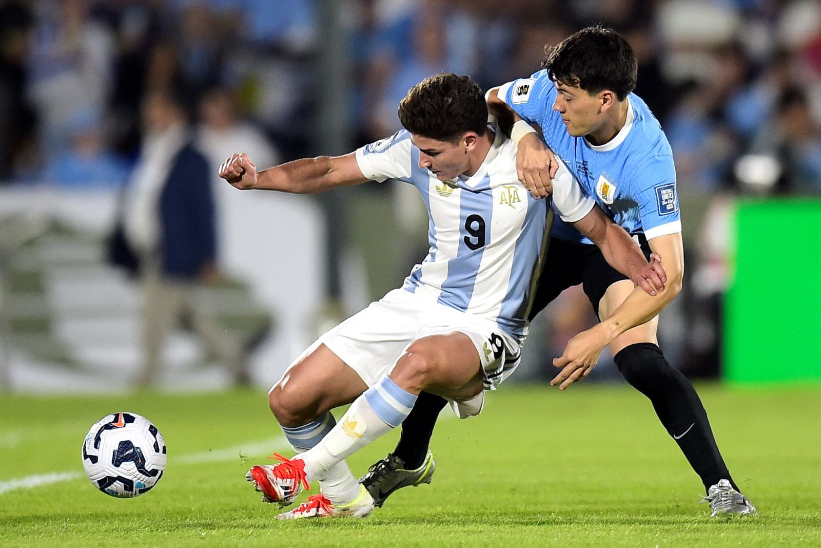 Julián Álvarez aguanta la marca uruguaya