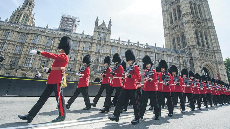 Los guardias escoceses no pudieron impedir el ciberataque al Palacio de Westminster, sede del Parlamento.
